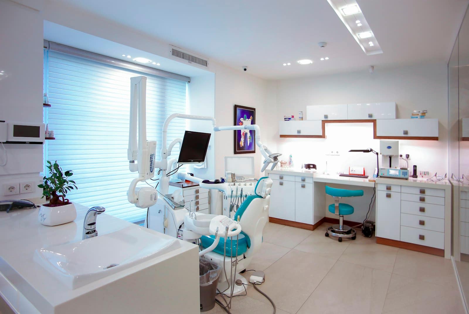Aura Diş Kliniği'nin aydınlık ve ferah muayene odası